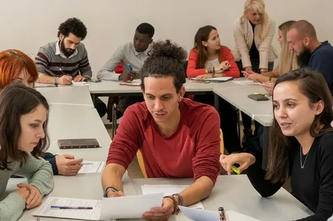 Groupe d'étudiants travaillant en classe